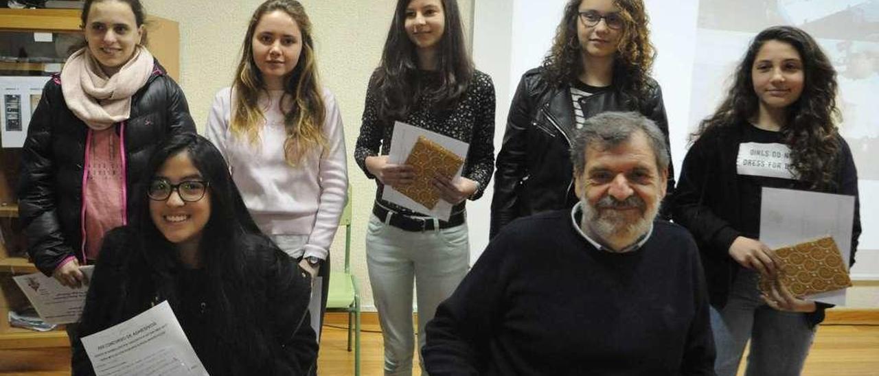 Os estudantes premiados no Concurso de Adhesivos pola Normalización Lingüística do Salnés. // Iñaki Abella