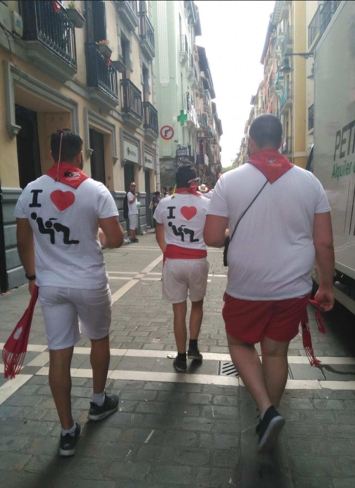 Varios jovenes con camisetas sexistas durante las fiestas de San Fermín en Pamplona