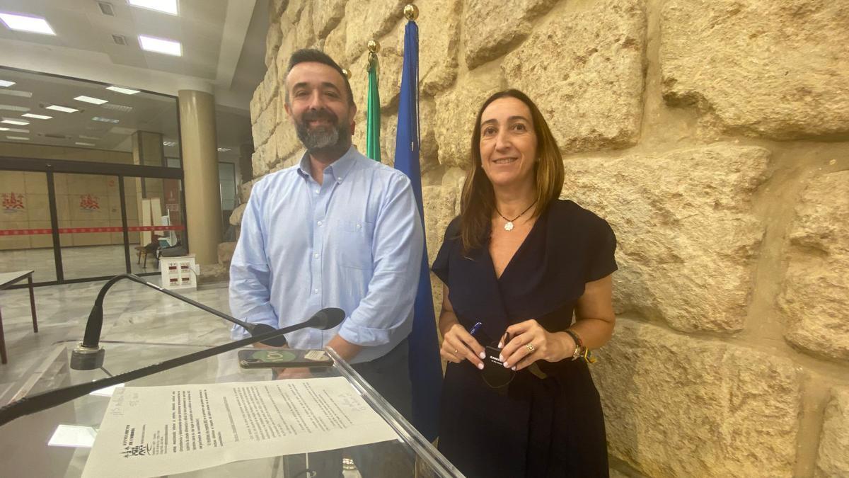 Los concejales de Vox en el Ayuntamiento de Córdoba Rafael Saco y Paula Badanelli.