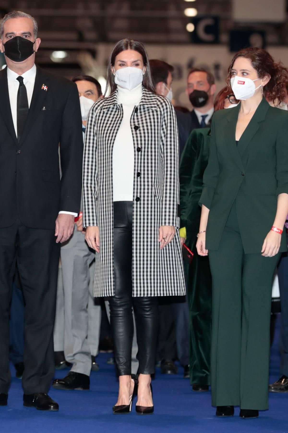 La reina Letizia en Fitur con gabardina de Mirto