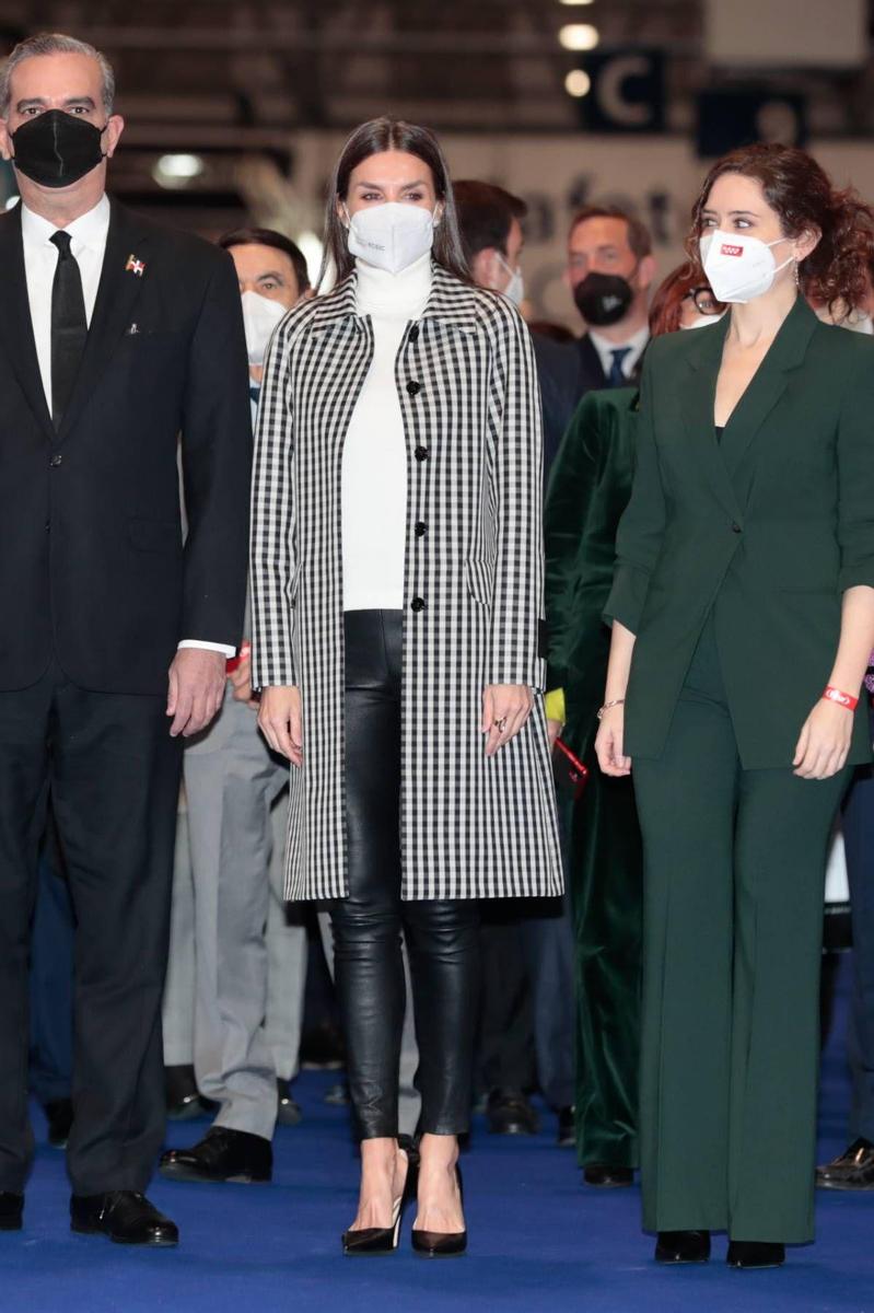 La reina Letizia en Fitur con gabardina de Mirto