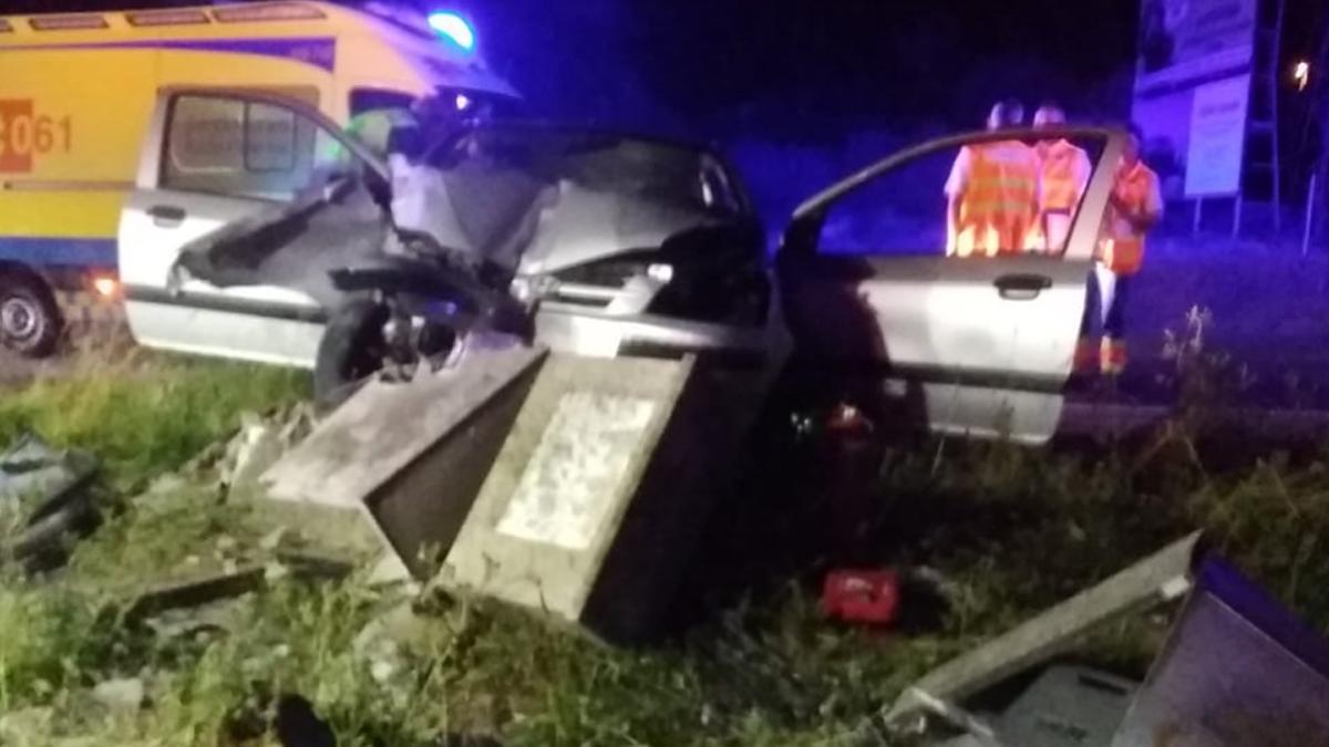 Grave accidente en Oleiros, en O Seixal, al chocar un coche contra una farola en la N-VI