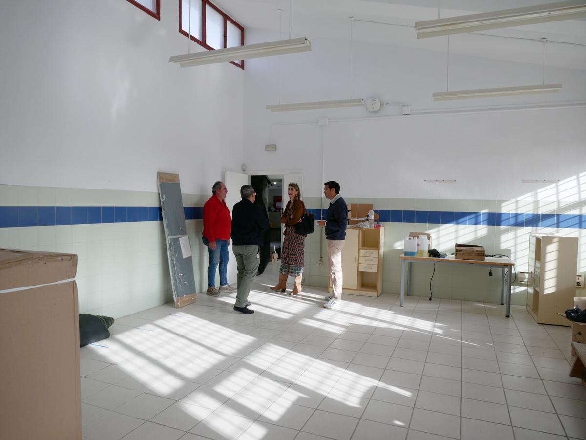 La alcaldesa de Crevillent visitaba este jueves las obras recién iniciadas en el colegio de El Realengo