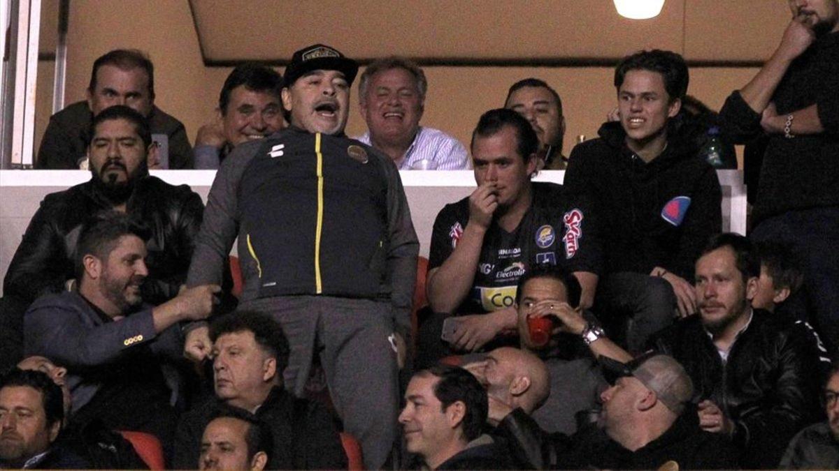 Maradona, investigado por una pelea con aficionados