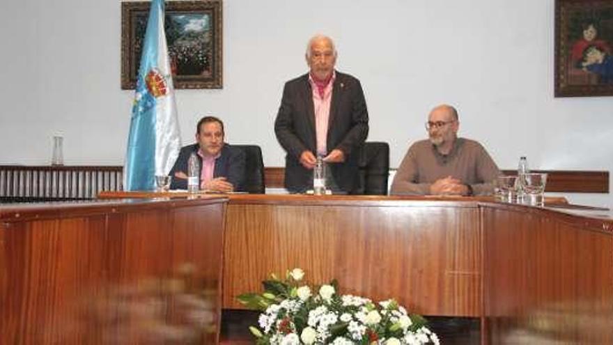 Nemesio Barxa (c.), anunciando la donación en el Concello de Viana.