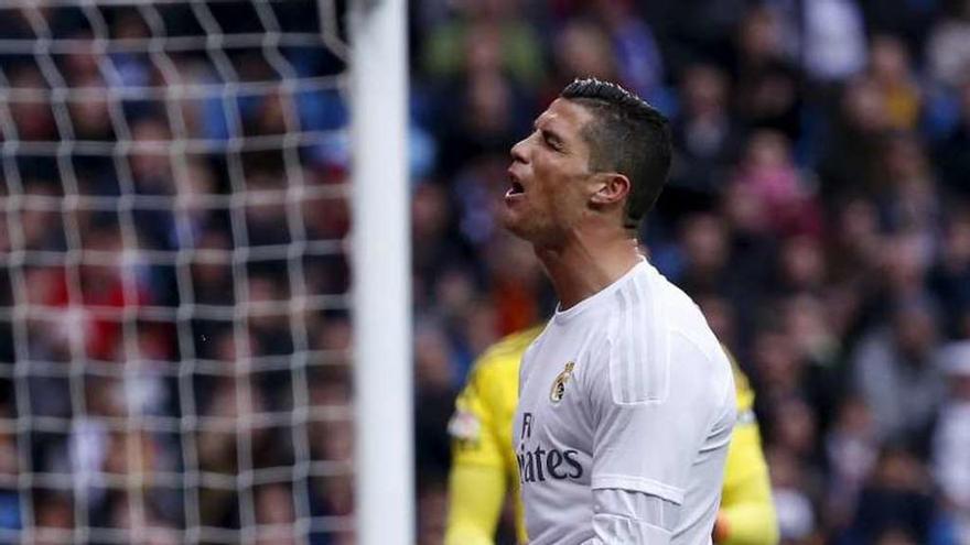 Cristiano celebra uno de los dos goles en el partido de ayer.