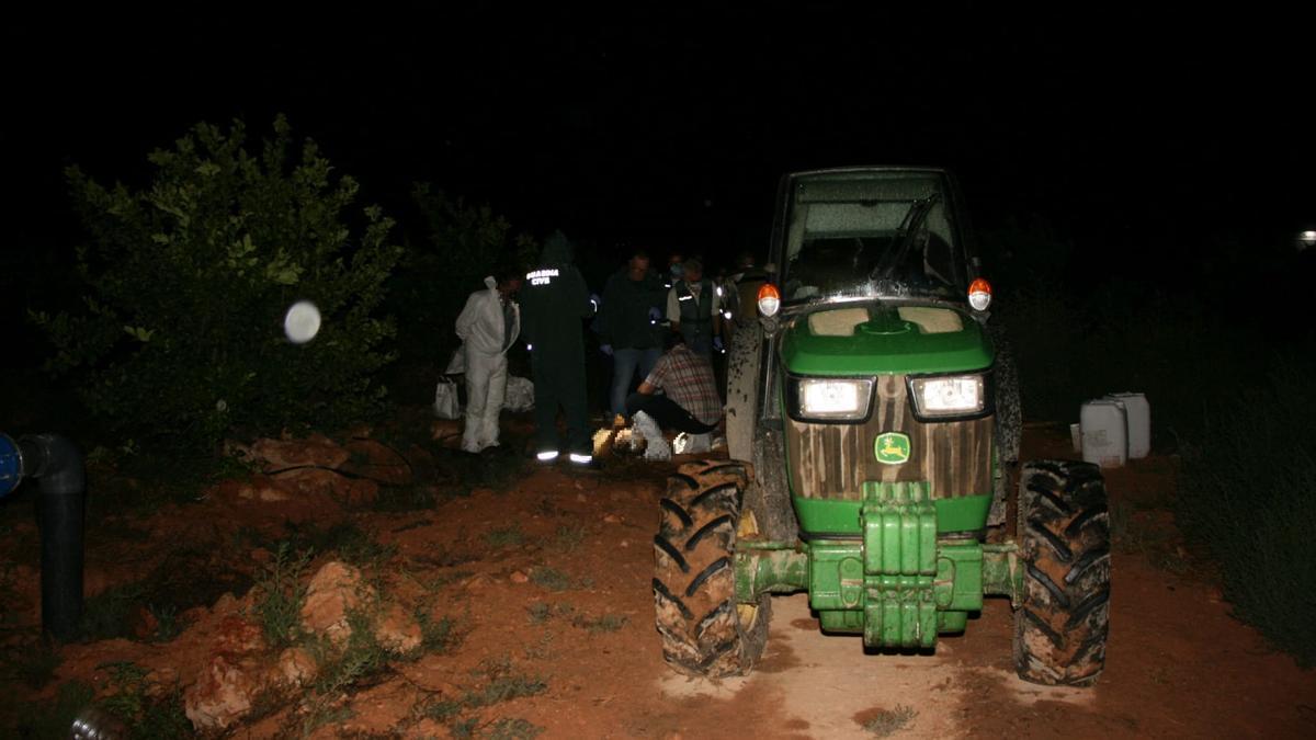 La Guardia Civil junto al tractor donde apareció asesinado un agricultor de 66 años en Los Montesinos. INFORMACIÓN
