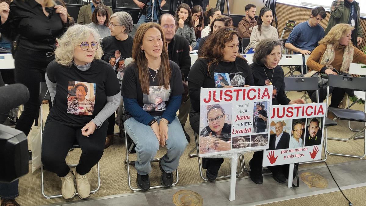 Familiares de personas fallecidas el 29 de octubre en la rueda de prensa ofrecida por SOS Desaparecidos en Madrid.