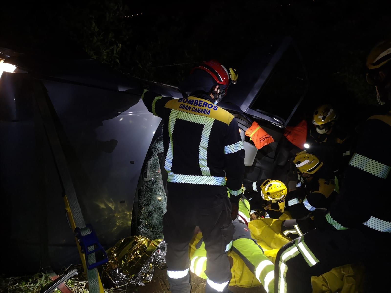 Un coche cae desde 15 metros en una calle de Teror (24/06/2021)