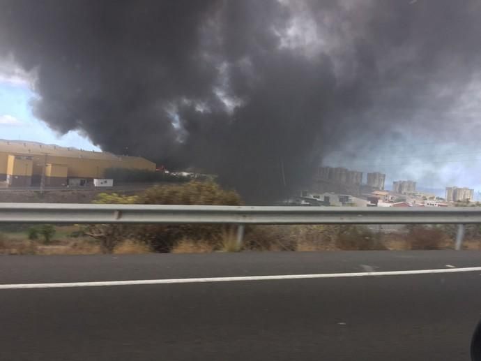 Incendio en un centro industrial de Cruz de La Gallina