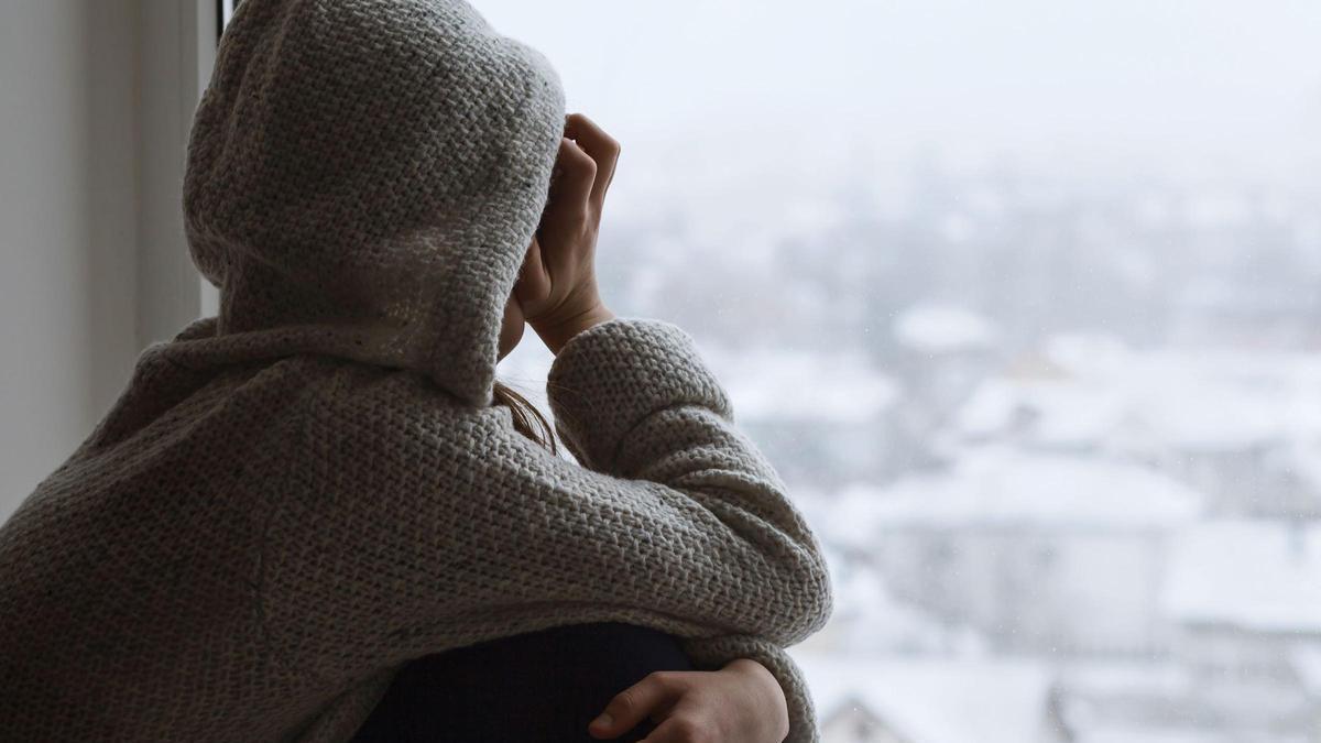 Los factores externos, como los ambientales, ejercen un gran poder en el estado de ánimo, por ello la falta de horas de luz, el frío y la lluvia afectan a la producción de melatonina y serotonina.