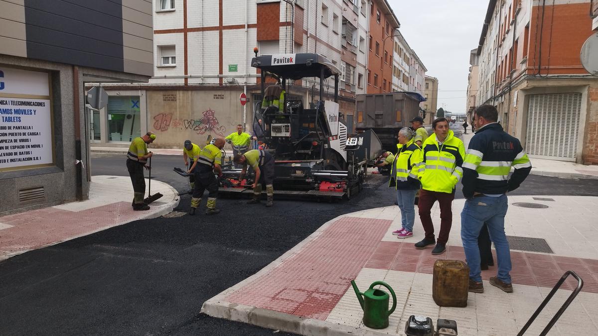 Gerardo Sanz, segundo por la derecha, revisando las obras.