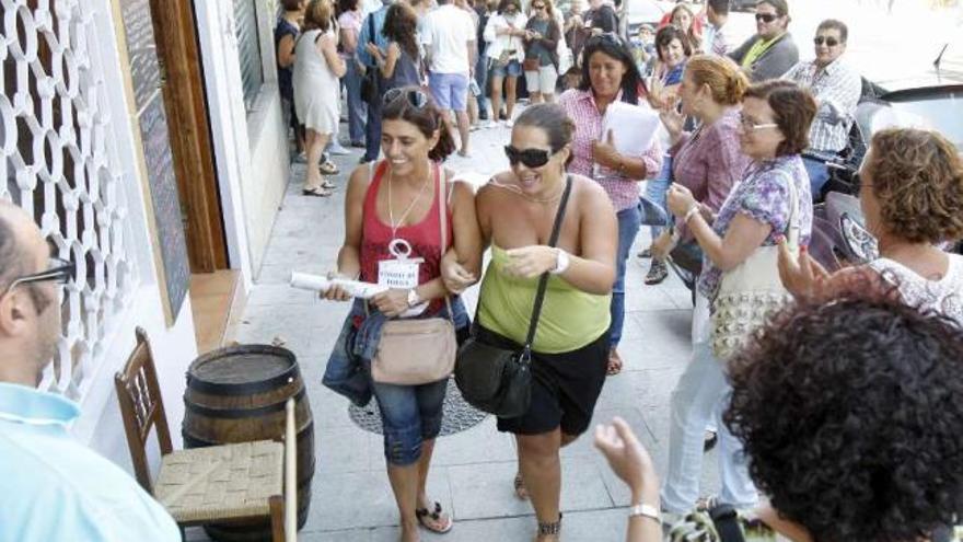 Uno de los escraches realizados ante un establecimiento donde comían directivos del hospital.  // J.Lores