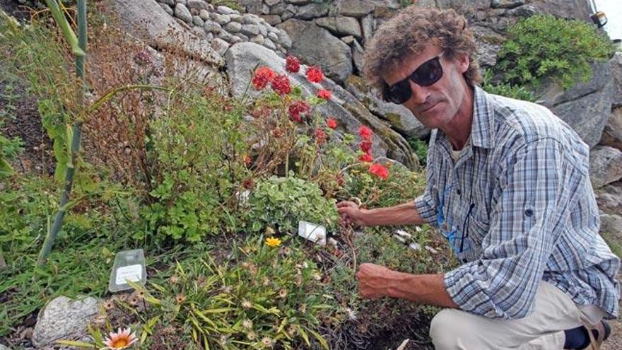 Xavi Garrido, encargado del albergue, con varias de sus plantas, entre ellas una de incienso.  // Marta G. Brea