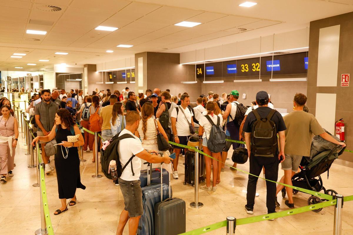 Pasajeros en el aeropuerto de Valencia en una imagen de archivo