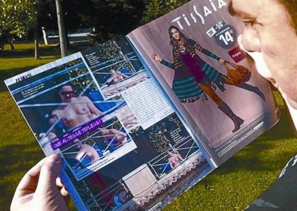 Un lector de la revista francesa ’Closer’ fulleja, ahir, el reportatge en què apareix Caterina en ’topless’. Un lector de la revista francesa ’Closer’ fulleja, ahir, el reportatge en què apareix Caterina en ’topless’.