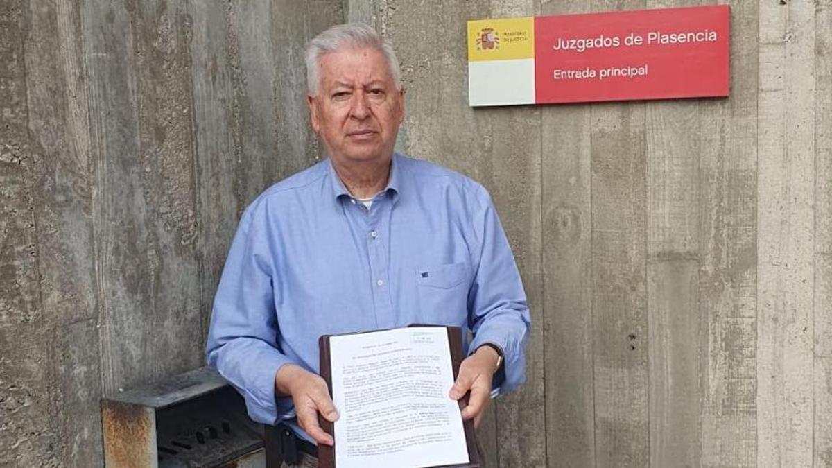 El presidente de Intramuros de Plasencia, cuando presentó la demanda contra el intendente.