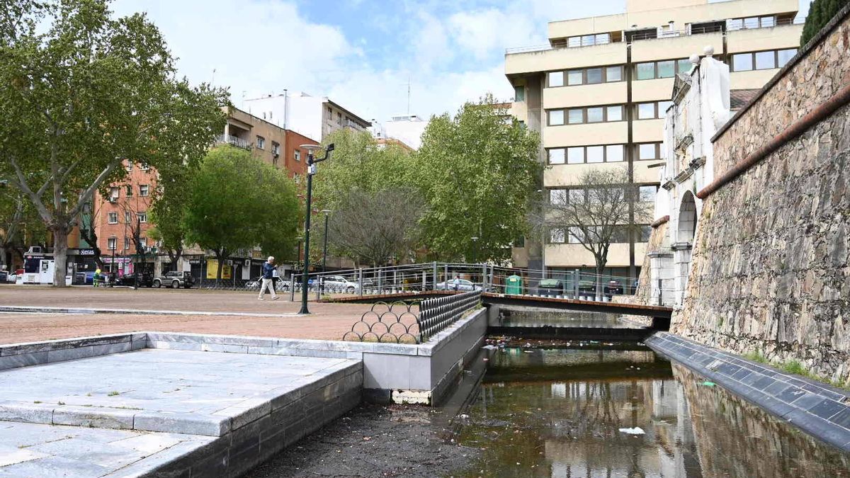 Estado actual de la fuente de puerta Pilar, donde se acumula la suciedad desde hace meses.