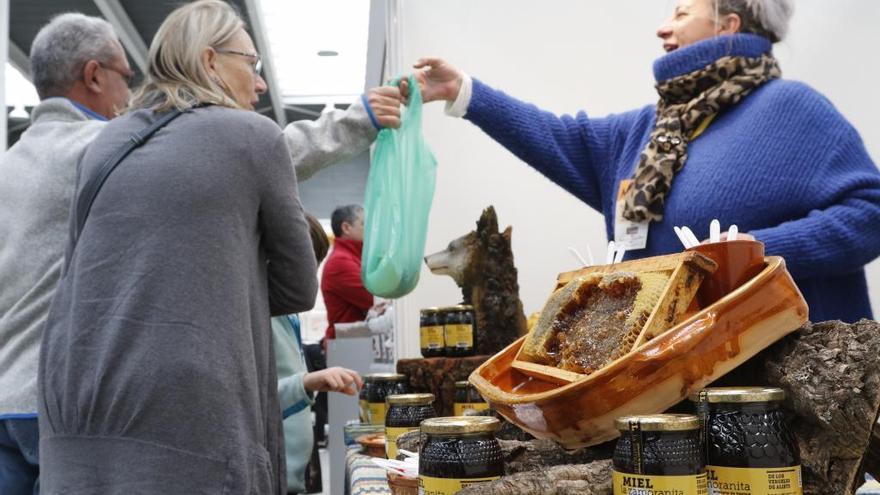 Una expositora de la feria de la miel Meliza de Zamora.