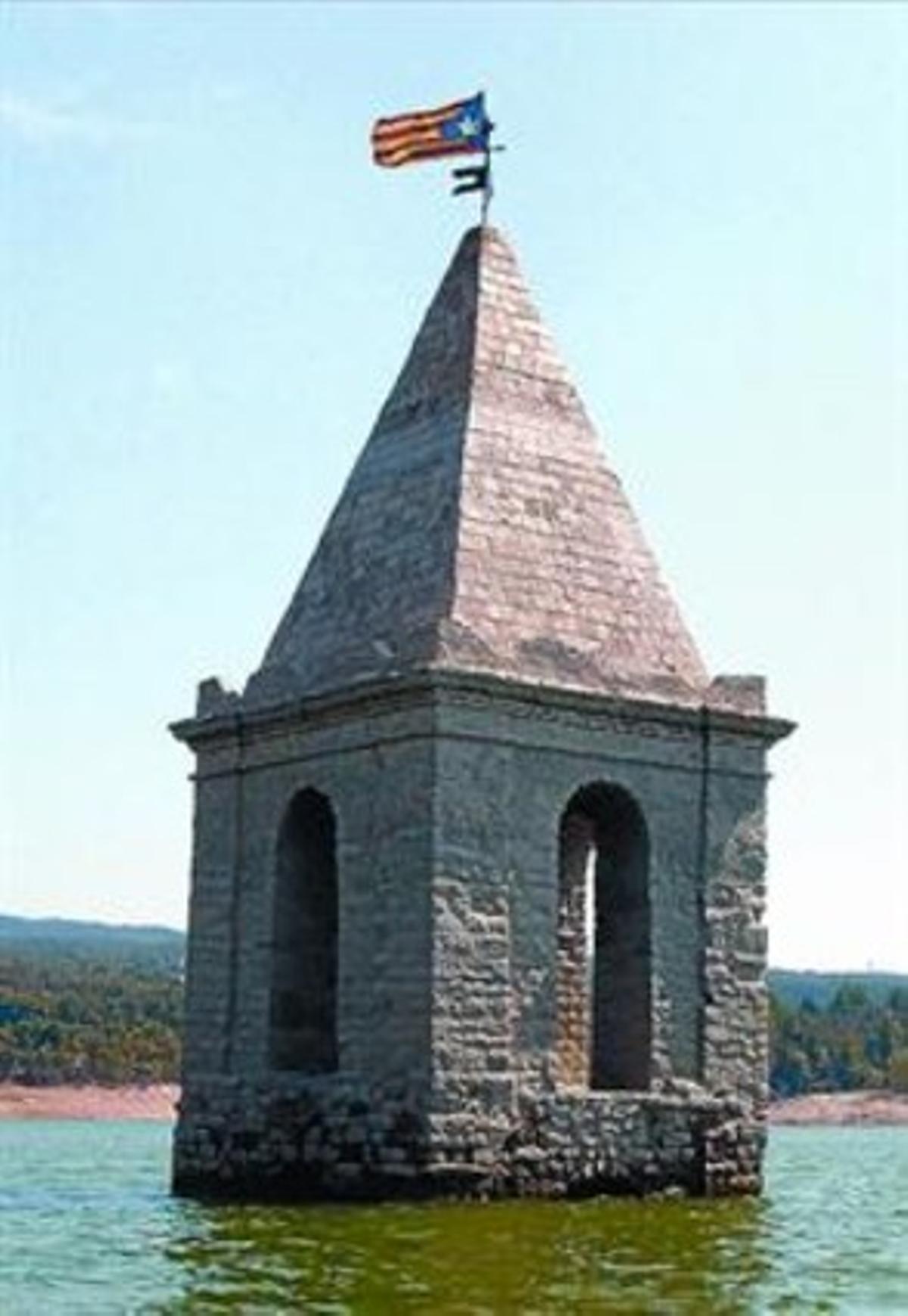 El campanar de Sant Romà de Sau, en una imatge d’ahir (dreta) i en una altra del 2008.