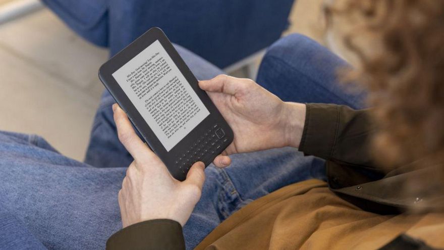 Un hombre, leyendo un libro digital. | Freepik