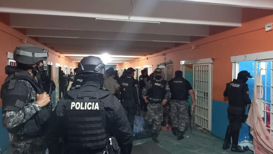 Agentes de Policía en la cárcel del Litoral, en Veracruz, Ecuador.