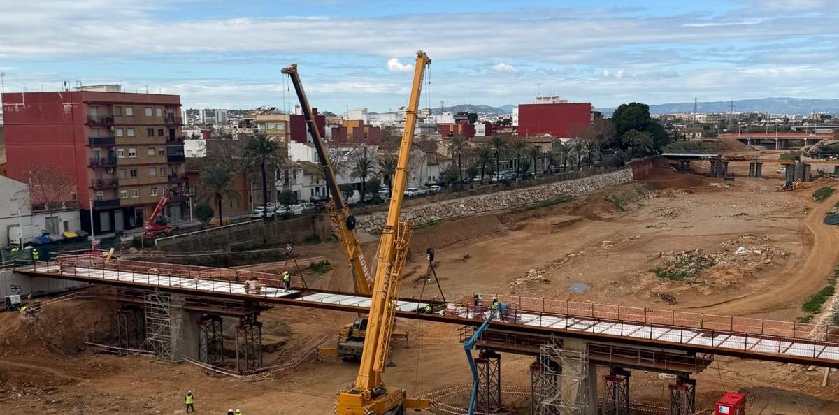 Trabajos de colocación de la estructura central de la nueva pasarela Maria Cambrils en Picanya.