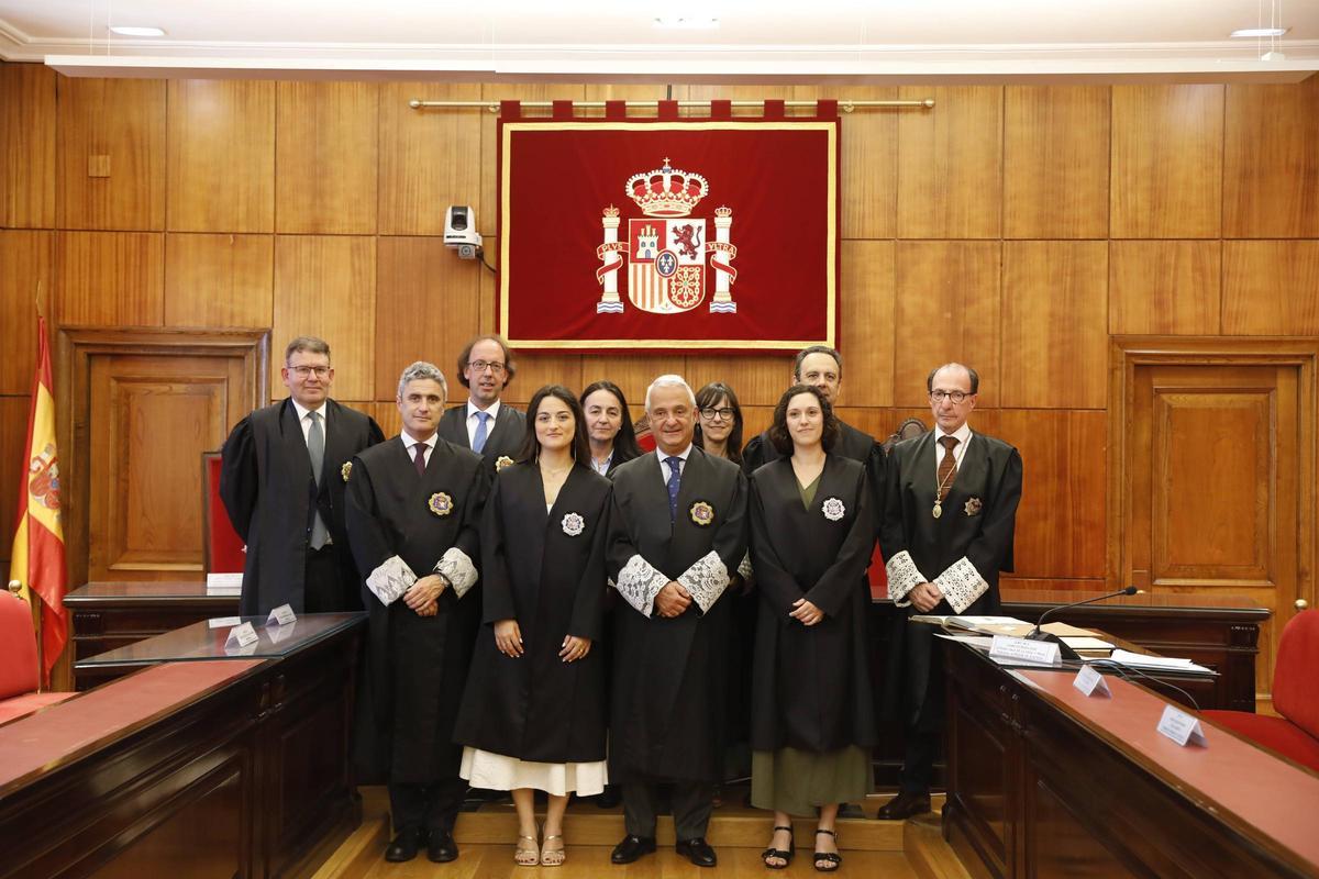 En la primera fila, Miguel Antonio del Palacio de la Cámara, María gallego Pelegay, Jesús María Chamorro y Natalia Suárez Mostaza. En la fila de atrás, Joaquín Colubi (presidente del Tribunal de Instancia de Avilés), Antonio Lorenzo (preidente de la Audiencia Provincial), Simonet Quelle Coto (Sección Penal), Susana Fernández de la Parra (Sección Civil), Jorge Punset (Juez Decano de Oviedo) y Jaime Estrada Ruiz.