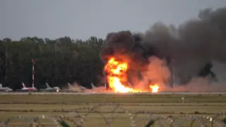 Captan el momento exacto en que un F-16 polaco se estrella tras una maniobra acrobática
