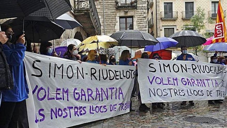 Els treballadors de la planta Simon de Riudellots, concentrats ahir a Girona.