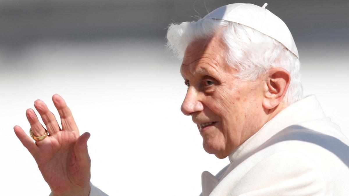 El papa Benedicto XVI se dirige a los fieles, a su llegada a la plaza de San Pedro para celebrar su última audiencia general, el 27 de febrero del 2013.