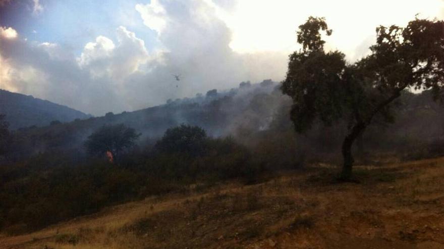 Un incendio forestal arrasa parte de la Sierra de Los Santos