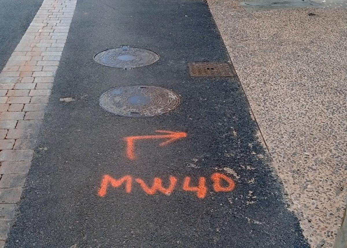Pintadas con spray en la vía pública realizadas por los organizadores de la ruta ilegal.