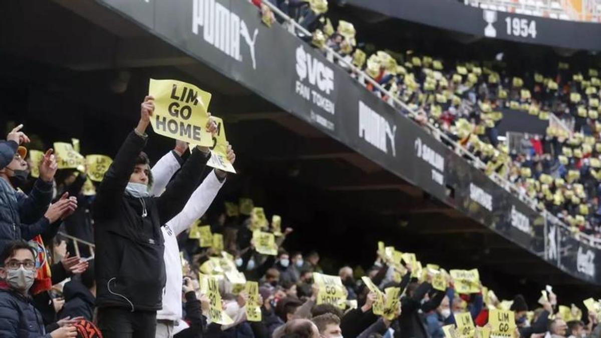 Imagen de las protestas en Mestalla en el Valencia - Rayo de noviembre de 2021