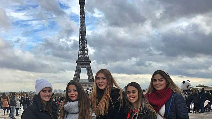  Con sus amigas en París