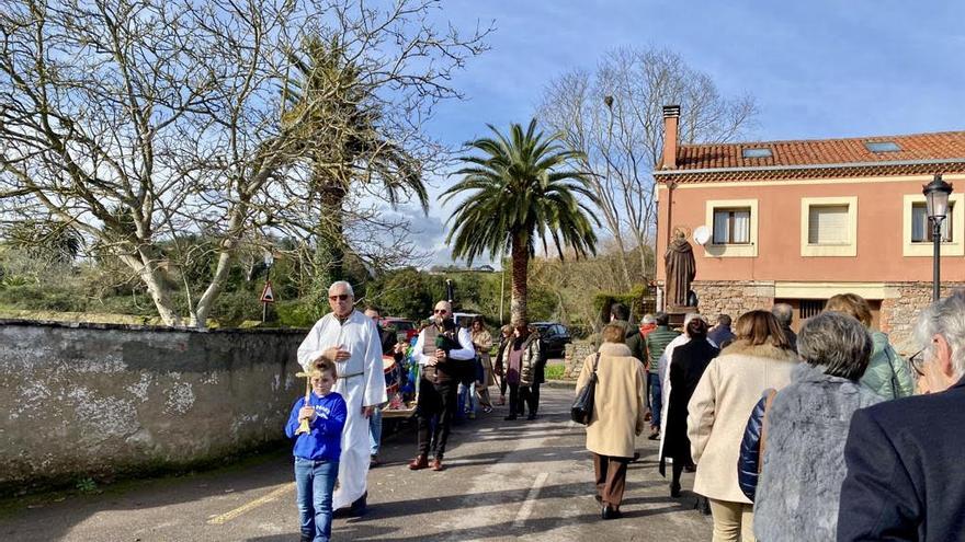 Perlora recupera la tradición de los panes de San Antón con los niños de la Primera Comunión