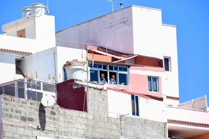 22-03-20 LAS PALMAS DE GRAN CANARIA. BARRIO DE PEDRO HIDALGO. LAS PALMAS DE GRAN CANARIA. Verbena Pedro Hidalgo.  El músico Moisés Afonso organiza una verbena desde su azotea para todas las azoteas del barrio de Pedro Hidalgo.   Fotos: Juan Castro.  | 22/03/2020 | Fotógrafo: Juan Carlos Castro