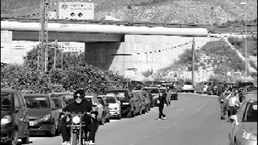 Coches aparcados a ambos lados del acceso al Hospital Comarcal, en una imagen tomada ayer