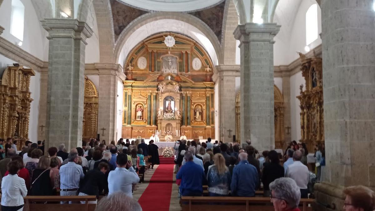 Vecinos de Vezdemarbán participan en la misa en honor de la Virgen de la Cuesta
