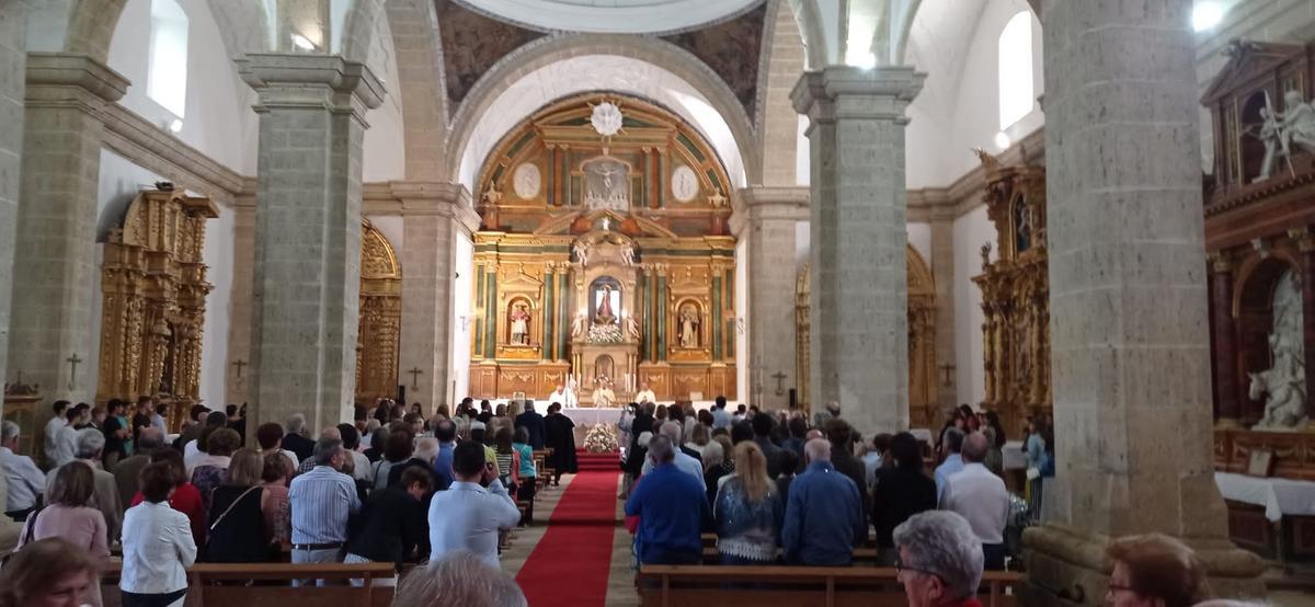 Vecinos de Vezdemarbán participan en la misa en honor de la Virgen de la Cuesta