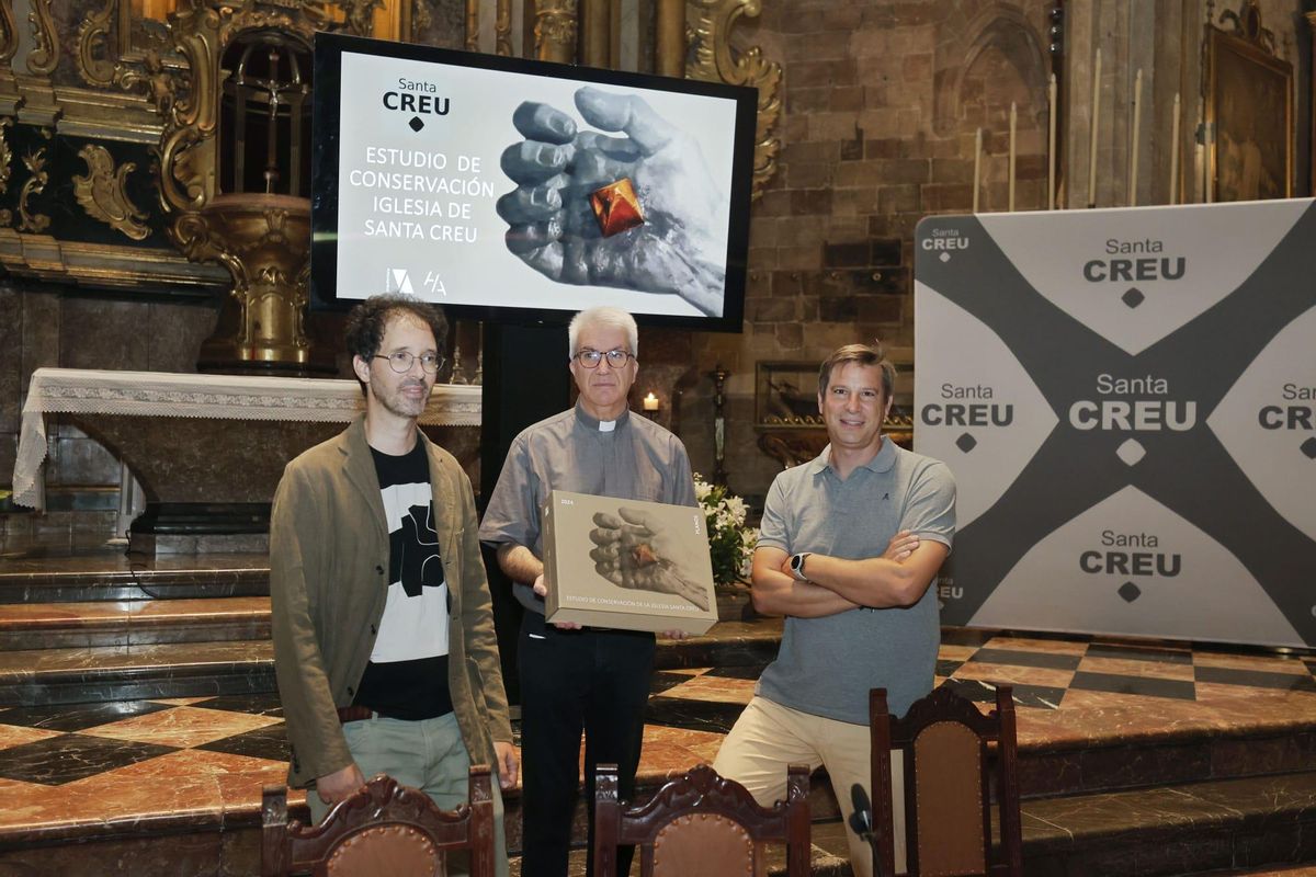 Pons, Bernat y Velázquez, durante la rueda de prensa en la parroquia de Santa Creu, este jueves.