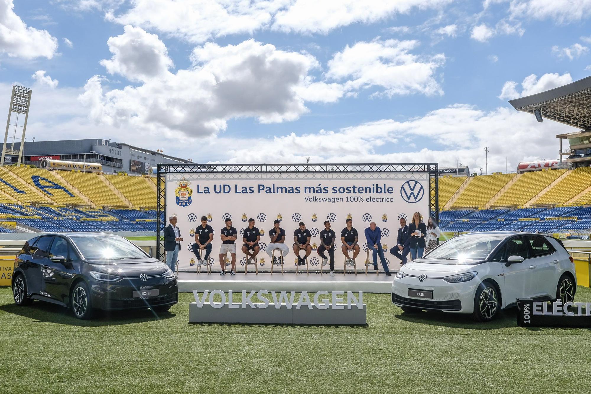 La UD Las Palmas recibe la nueva flota de coches eléctricos Volkswagen ID.3