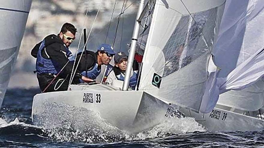 Uno de los participantes en la regata de ayer.