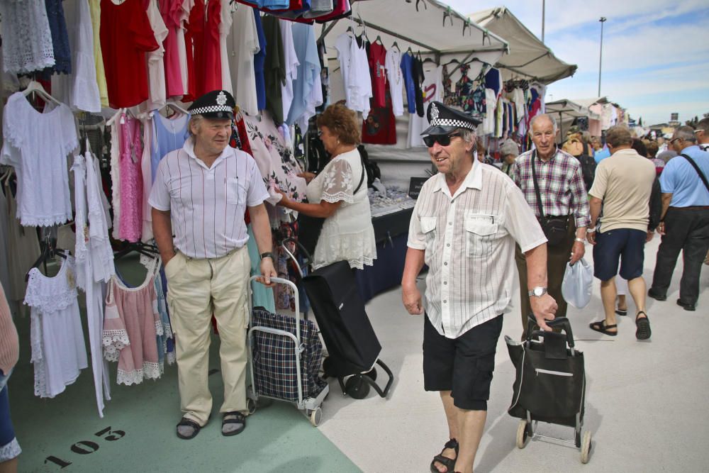 El nuevo recinto para el mercadillo de Torrevieja de los viernes se estrenó con una gran afluencia de usuarios, lo que provocó problemas de tráfico y falta de autobuses de transporte.