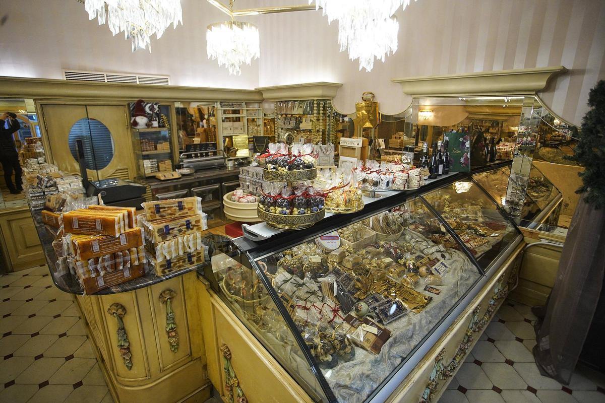 Interior de l'establiment de Torrons i Gelats Candela al carrer de l'Argenteria de Girona.