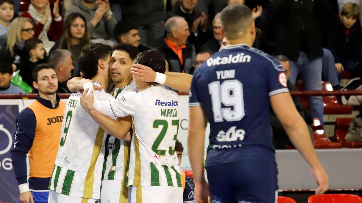 Tomás Pescio, Arnaldo Báez y Murilo Duarte celebran un gol del Córdoba Futsal Patrimonio de la Humanidad en un choque de esta temporada.