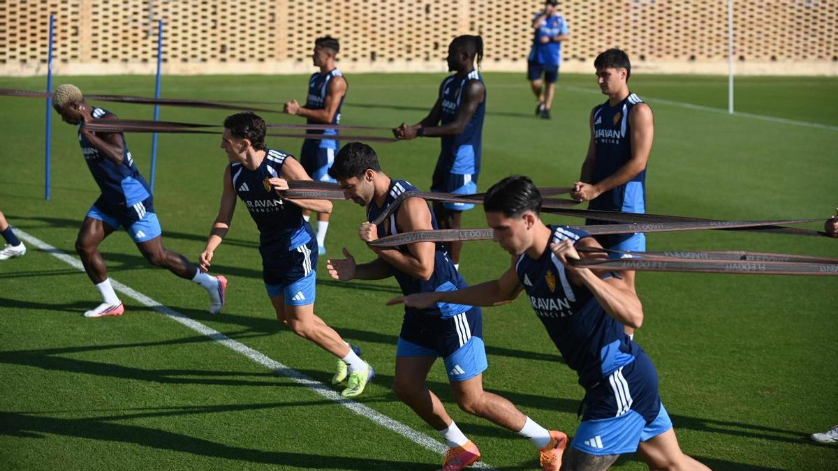 Tres ausencias y un once que empieza a ser reconocible en el entrenamiento a puerta abierta del Real Zaragoza