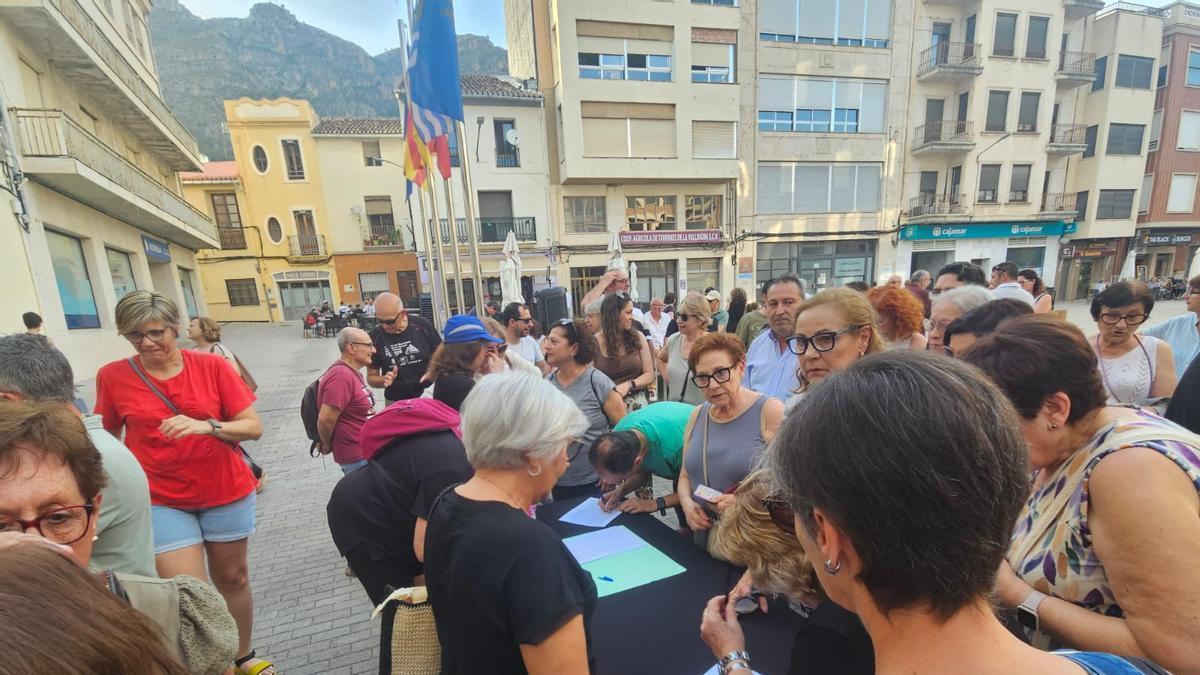 Recogida de firmas en Tavernes de la Valldigna para reclamar la residencia comarcal y el centro de día.