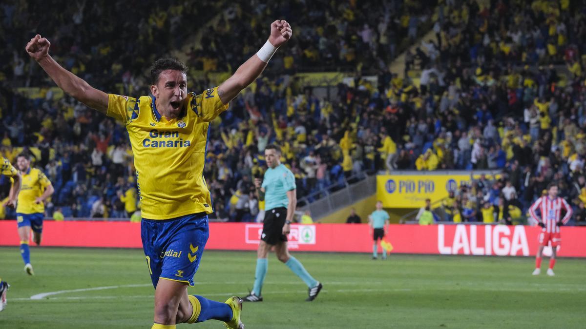 Jaime Mata festeja el gol de la UD Las Palmas ante el Atlético de Madrid mientras la grada enloquece