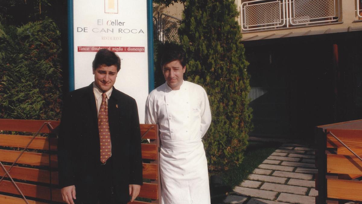 Josep y Joan Roca, ante la entrada del primer El Celler de Can Roca en 1995.